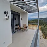 Seeview And Mountain View