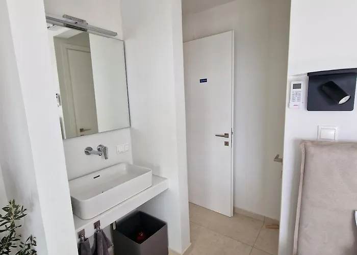 Seeview And Mountain View *